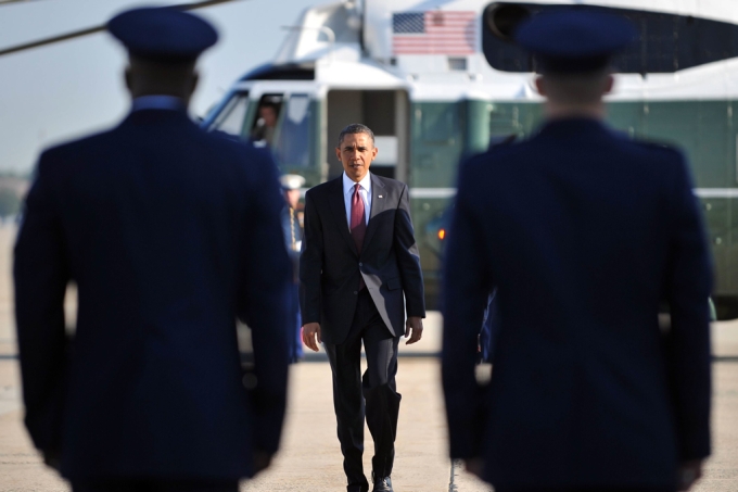 US President Barack Obama boards Air For
