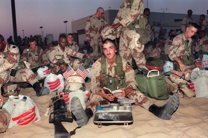 Picture taken 26 August 1990 showing  U.S. soldier